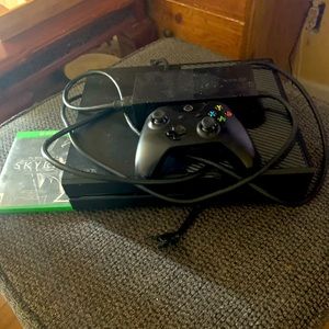Xbox 1 with chord and controller with Skyrim playable disc